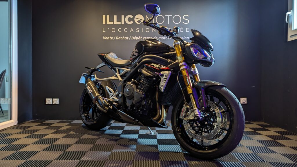 Triumph Speed Triple 1200 RS Black d’occasion vendue par IllicoMotos à Trelins (42) – roadster puissant et élégant, révisé et prêt à rouler